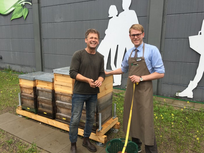 Endlich zu Hause: Die Bienen ziehen in den neu angelegten Garten ein.