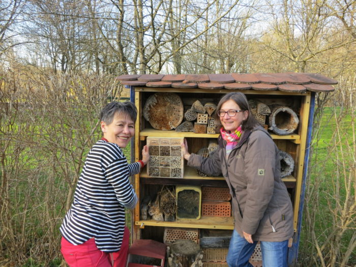 Christine und Annette präsentieren den Bienen ihr neues Zuhause