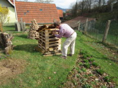 Auch sonntags hat der „Wir-helfen-Bienen-Freund“ was am Insektenhotel zu tun.