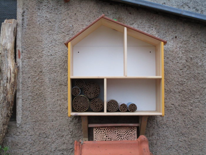 Eine schwedische Puppenstube ist sehr flexibel. Hier entsteht ein Luxus-Bienenhaus daraus.