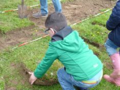 Pflanzvorbereitungen in der Kita Purzelbaum