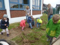 Weitere Helfer im 2. Beet vor der Kita Purzelbaum