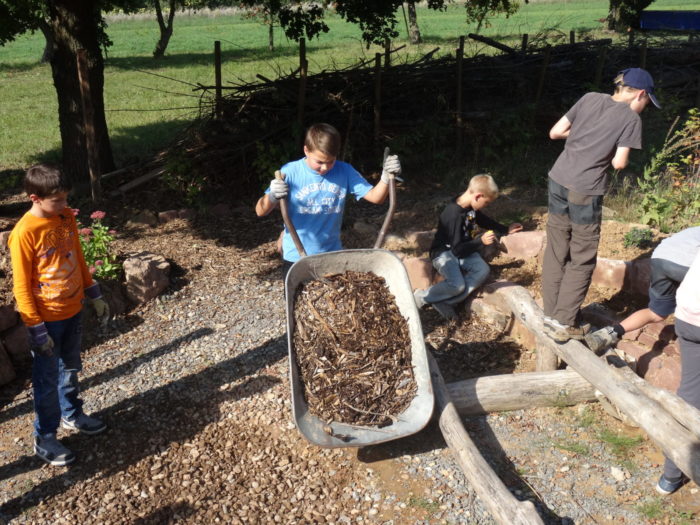 Auffüllen des Gartenrondells mit Holzmulch