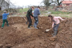 Harte Arbeit – für unser Gartenrondell muss erstmal Platz erarbeitet werden!