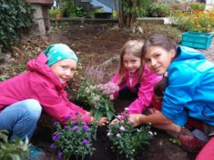 Emma, Jolie und Ilaria freuen sich, dass sie den Bienen durch das Pflanzen von verschiedenen blü ...