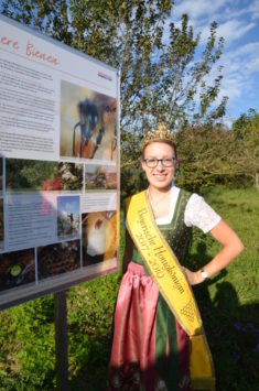 Sogar die bayerische Honigkönigin kam zur Einweihung des Bienenhauses und der Bienenweide